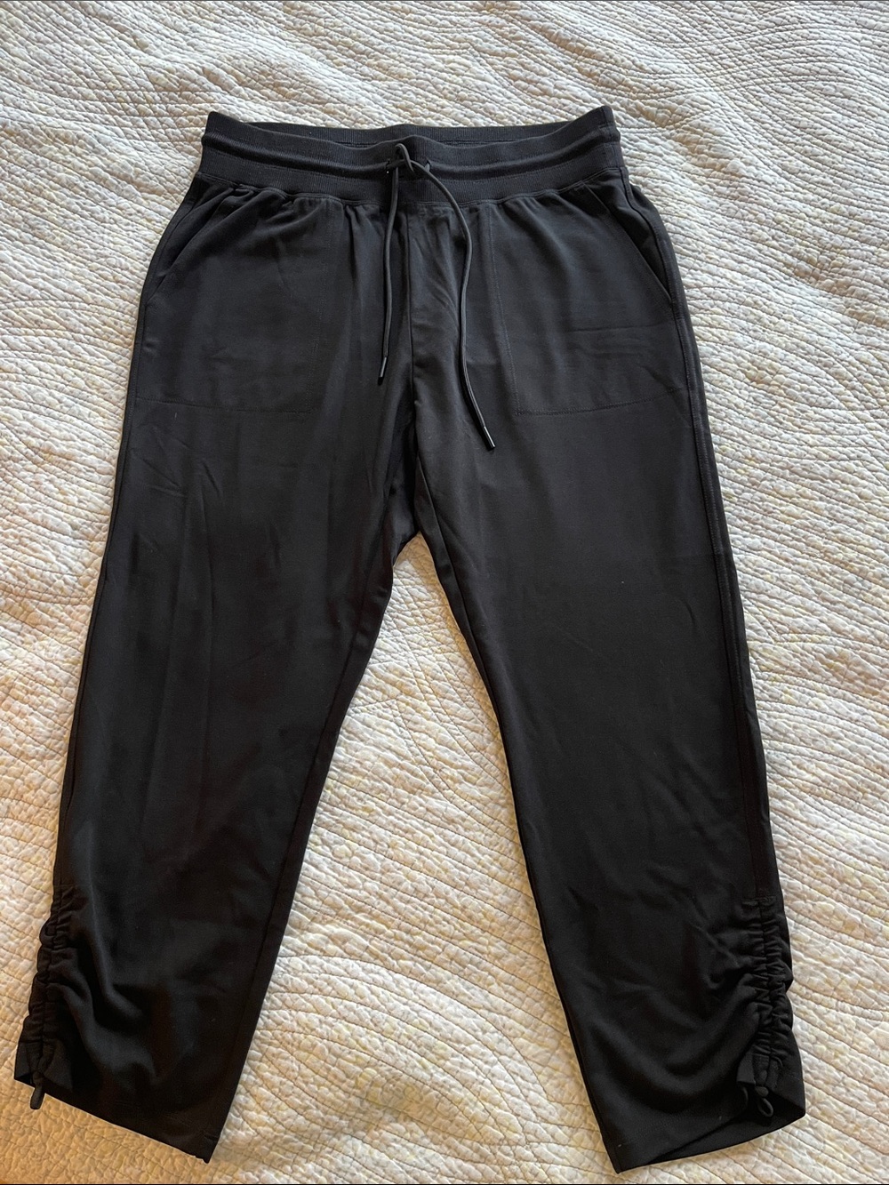 Andrew Marc Black Drawstring crop pants with Ruched Ankles-L
